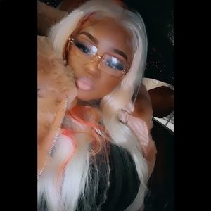 Hi I’m your Posher, Lala. Follow me on Instagram @lala__luciano 🥰